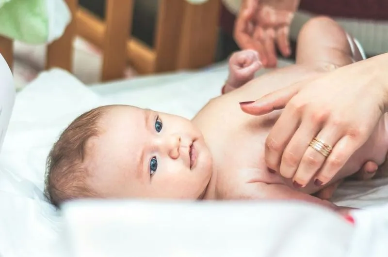 Grudki w kupce niemowlaka karmionego piersią – co mogą oznaczać?