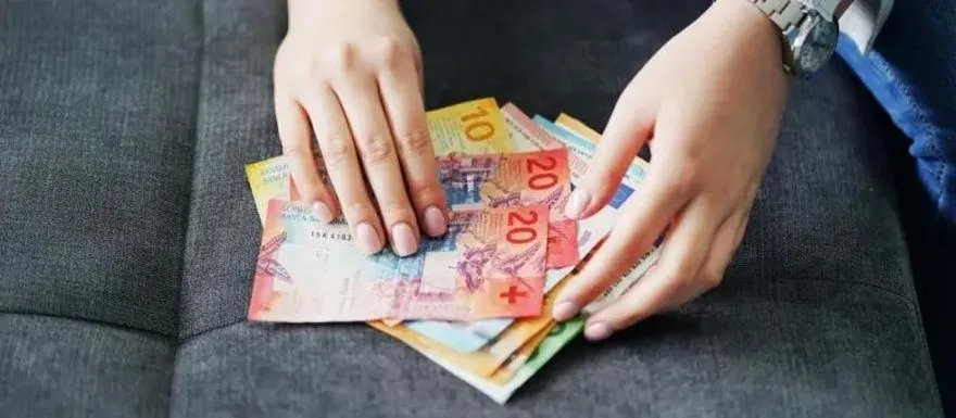 Ile naprawdę zarabia opiekunka w Szwajcarii? Poznaj kluczowe czynniki wpływające na wynagrodzenie