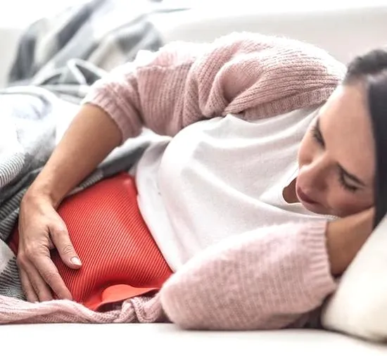 Pierwsza miesiączka po porodzie – kiedy wraca i co jest normą?